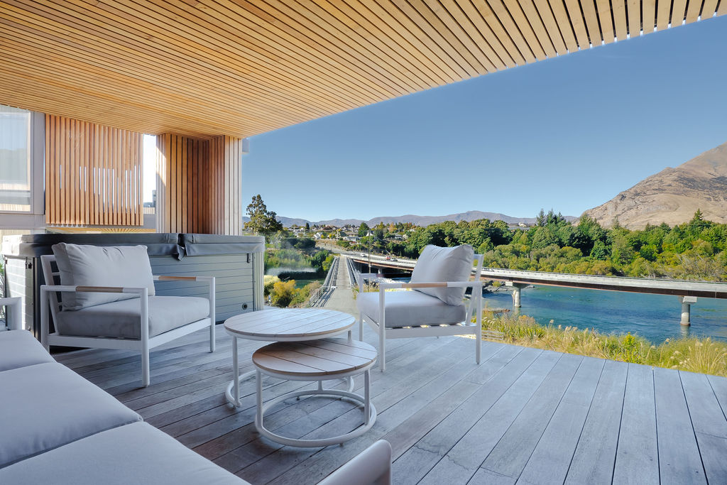 Covered deck with outdoor seating and hot tub overlooking the Kawarau River, 13 Old Homestead Place, Queenstown